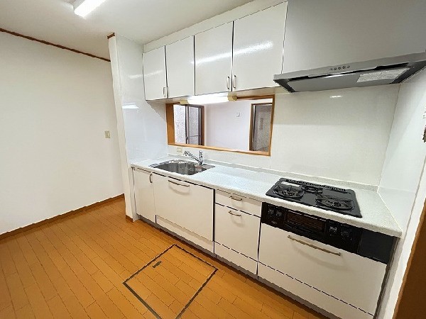 ガスコンロリフォーム済。料理に集中したい方におすすめの半独立キッチン。匂いや煙がリビングに広がりません。