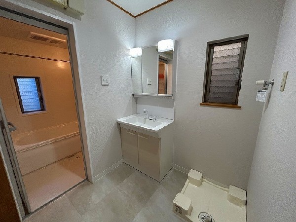 窓付で光が入り明るい洗面室。洗面台リフォーム済。収納力と機能性に優れているので毎朝の身支度が快適に。