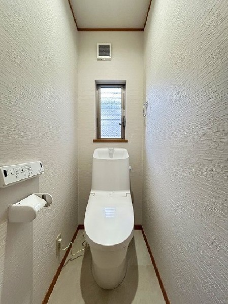 トイレ２ヶ所リフォーム済。窓があることで、窓からの換気で空気の流れを一層でき、明るい印象です。
