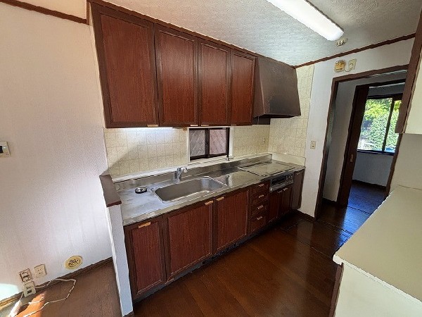 料理に集中できるI型キッチン。窓付なので手元を照らしてくれます。キッチンへの入口は2ヶ所あり動線良好。