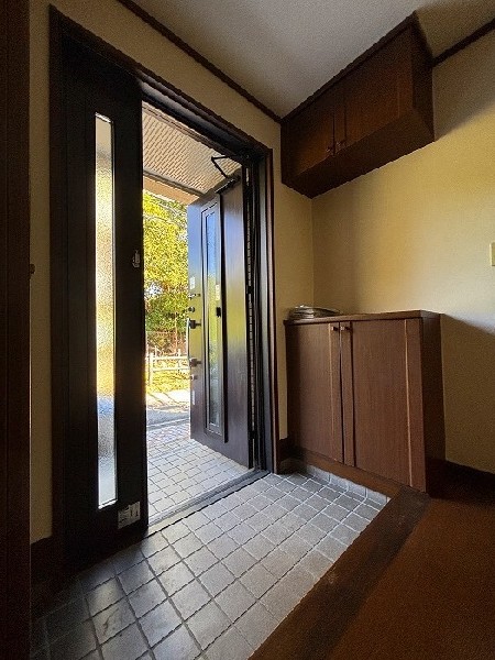 タタキが広く、のびのびと身支度ができる玄関。来客時など、もたつくことなくお出迎えできそうですね。