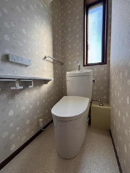 窓があるので陽ざしが入り明るいトイレ。洗浄機能付き便座を標準装備しています。1階と2階にあります。