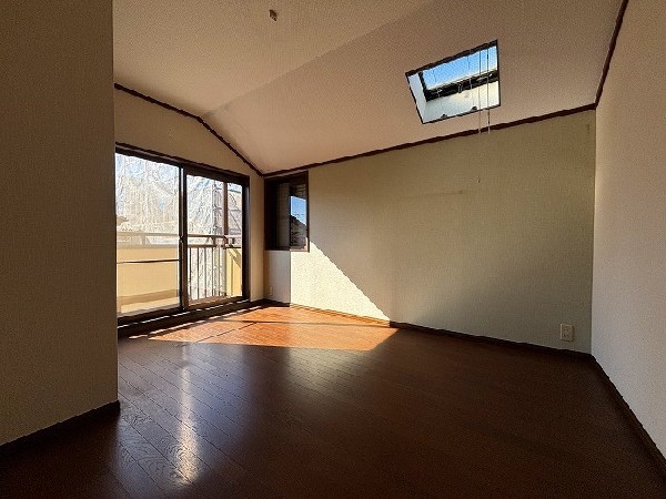 2面採光でお部屋の隅々まで明るい印象の居室。バルコニーにも出られて、爽やかな風をたっぷりと取り込めます。