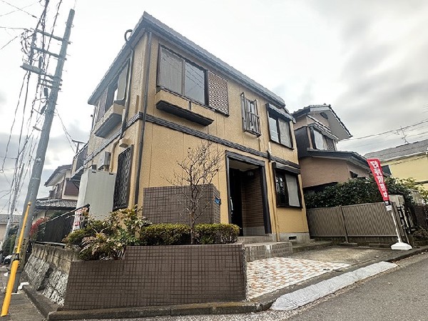 外観:セキスイハイム施工の軽量鉄骨造。北側が森になっており建物がなく眺望良好。2路線利用可能「菊名」駅徒歩圏内。