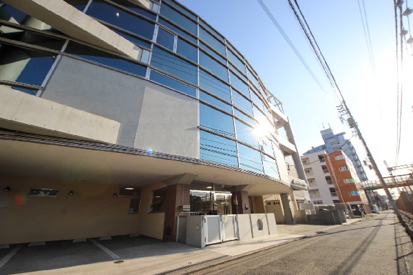 周辺環境:ヨコハマさくら保育園(線路沿いにある保育園で全6クラス、約90名の子供たちが過ごします。夏祭りや運動会など年間行事も充実。)