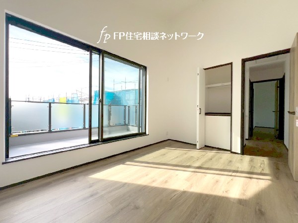 光を沢山取り込める南面バルコニー。日差しを長時間受ける事が出来る暖かいお部屋に癒されます。