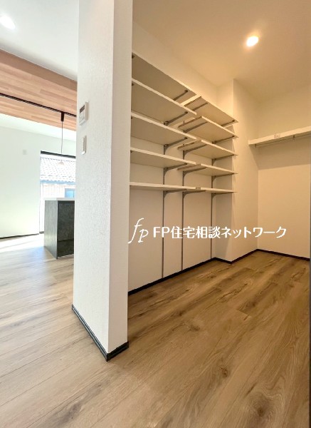 帰宅後の荷物や日用品をサッと片づけられ、生活感を見せずに空間を整えられるファミリークロークです。