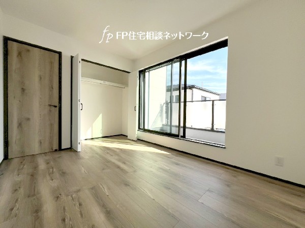 大きな掃出し窓に面した2階の居室。お部屋の隅々まで日差しが届き、朝から気持ちよく一日を始められそう。