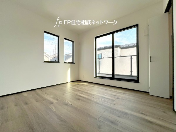 2面採光でお部屋の隅々まで明るい印象の居室。おひさまの光と爽やかな風をたっぷりと取り込めます。