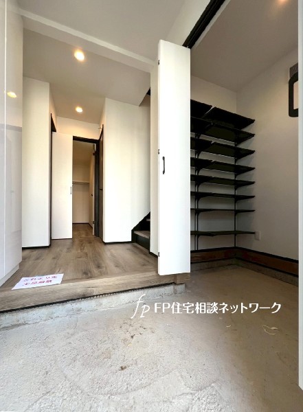 シューズインクローク付きで家族の履物が多くても安心。スッキリ収納し、いつでもきれいな玄関を保てます。