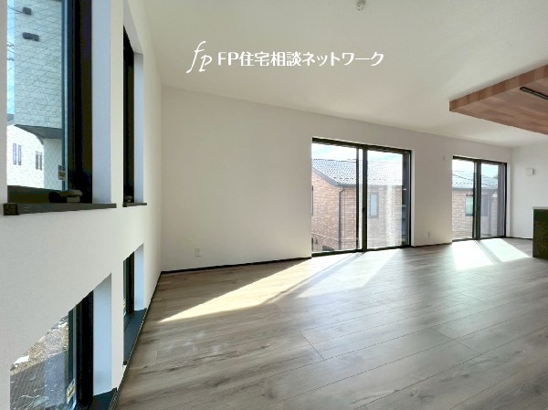 リビングは窓が多く明るい日差しが差し込みます。室内が明るいと自然と気分も明るくなりそうです。