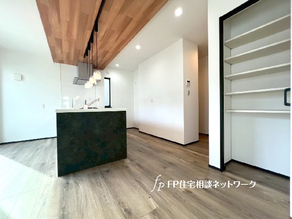 キッチンには大容量のパントリー付き。まとめ買いや災害用品をストックしておくことができて助かります。