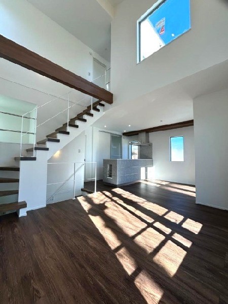 開放感溢れる上部吹抜け仕様の2階リビング。南に面した大きな窓からは柔らかい光と爽やかな風が入ります。