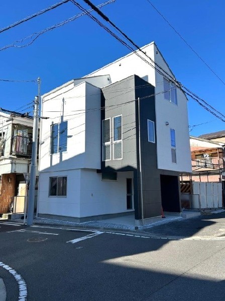 外観:角地ならではの解放感。日当たり・通風も良く快適な生活を送れます。「弁天橋」駅徒歩8分で住環境も良好！