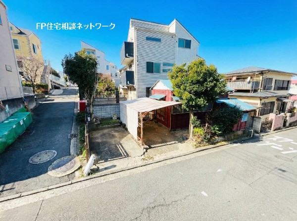 外観:前面道路は車通りが少なくお車の出し入れがしやすい道路。公道から離れた住宅は静かな暮らしが出来そう。