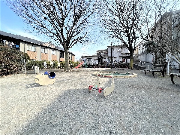 周辺環境:白幡仲町公園(滑り台やベンチがあり、気軽に立ち寄れる公園です。公園の隣には幼児プールを2つ備えた市営プールあり。)