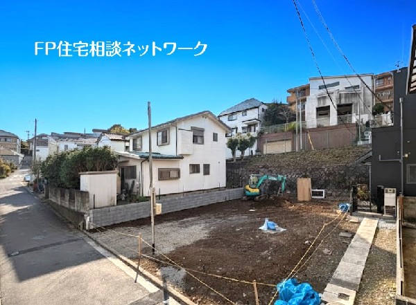 外観:前面道路は幅4ｍの公道。車通りが少なく、敷地との高低差もないので、車の出入りがしやすいですね。