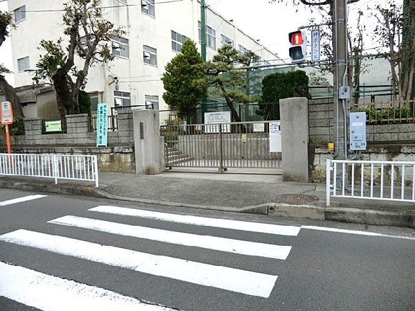 周辺環境:一本松小学校(1学年2クラス程の小規模校。近隣の4校で老松中ブロックを構成し、横浜型小中一貫教育を行っています。)