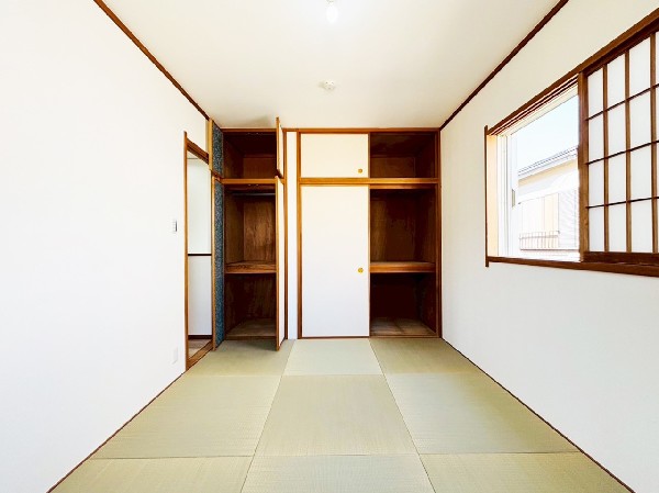 畳には断熱効果があり、冬は暖かく夏は涼しい快適空間。い草の香りが心身をリラックスさせてくれます。