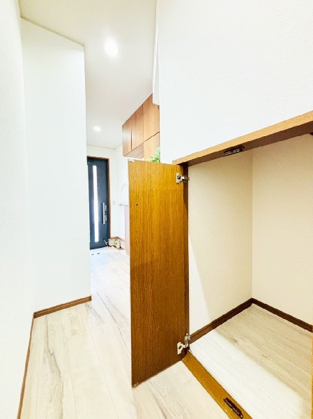 階段下を有効活用した収納スペース。お掃除用具や日用品置き場として便利にお使いいただけます。