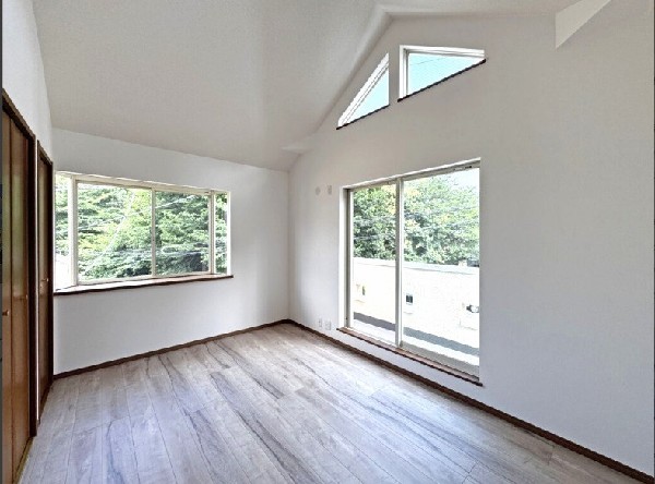 クローゼットも完備した明るく広々とした勾配天井のお部屋。南向きのバルコニーにも繋がり、開放的です。