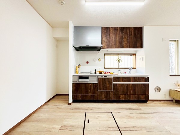 機能性とデザイン性を兼ね備えたリフォーム済みキッチン。浄水器、食器洗乾燥機付きなので家事も快適に○