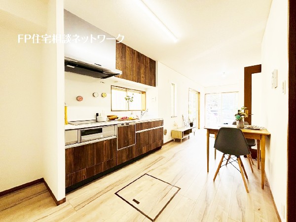 大切な家族が集まるからこそLDKにはこだわりたい。掃き出し窓に面したリビングで気分も明るくなります。