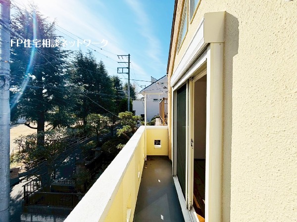 外観:南に大きく面したバルコニーは太陽の光をいっぱい受け止めてくれます。洗濯物もすぐに乾きそうです。