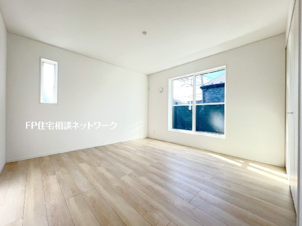 2面採光でお部屋の隅々まで明るい印象の居室。おひさまの光を、爽やかな風をたっぷりと取り込めます。