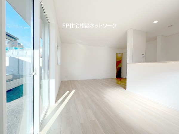 掃き出し窓からは、太陽の光はもちろん、爽やかな風が吹き抜けます。自然の恵みが、快適で心地の良い空間を演出。