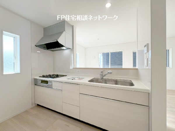 リビングのお子様を見守りながらお料理が出来る対面式カウンターキッチン。ご家族との会話がはずみます。