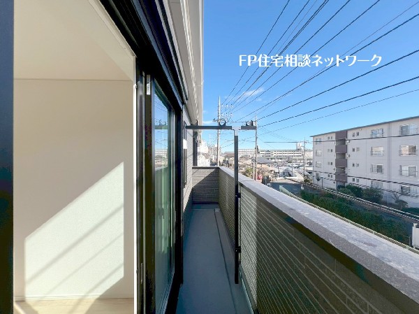 太陽の光と爽やかな風を受けたお洗濯物はあっという間に乾き、取りこむ時には太陽の匂いを感じられそう。  