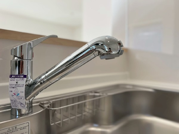 スタイリッシュな、浄水器一体型水栓です。水栓にシャワーホースと浄水器を内蔵し、カルキ臭など軽減。