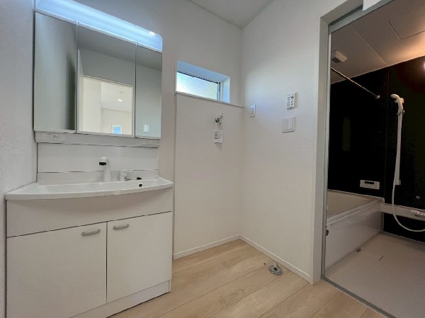 鏡の裏に収納棚を確保した三面鏡を採用。化粧品や歯ブラシなどを機能的に収納し、朝の身支度も快適です。