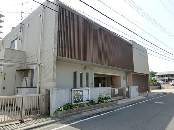 周辺環境:森の台保育園(広い園庭と明るく綺麗な園舎の保育園。英語教育や体操教室も行う。自然と関わりながら成長できる保育園。)