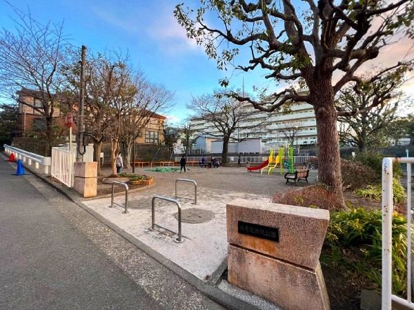 周辺環境:北寺尾渋沢公園(複合遊具、ブランコ、砂場と、遊具も充実しています。子供たちが走り回れるスペースも十分にあります。)