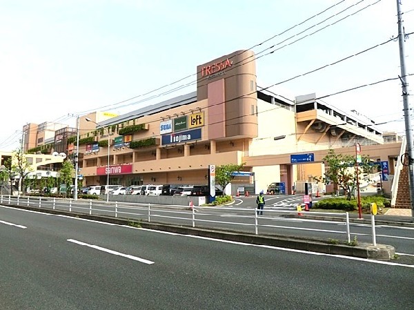 周辺環境:トレッサ横浜(オートモールを中心に「家族のアクティブライフ」を提案する専門店が約220店舗と勢揃い！大型駐車場あり)
