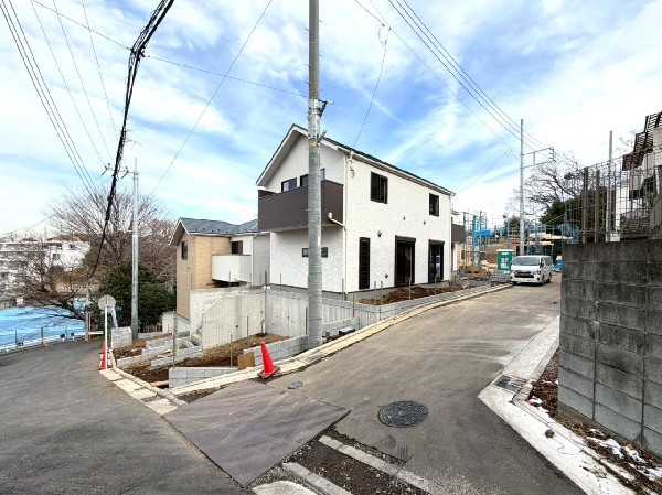 外観:自然豊かな三ツ池公園が徒歩圏内。保育園や小学校が徒歩3分圏内にあり、子育てしやすい住環境です。