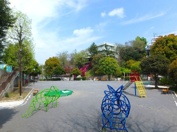 周辺環境:北寺尾4丁目公園(グラウンドと遊具広場に分かれている公園で、珍しい複合遊具などもありお子さまが飽きることなく遊べそう。)