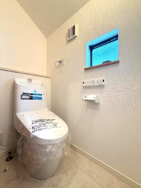 トイレは1階と2階に2カ所あります。朝の忙しい時間も慌てることなく使用できるので助かりますね。