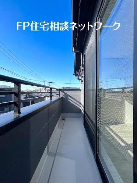 太陽の光と爽やかな風を受けたお洗濯物はあっという間に乾き、取りこむ時には太陽の匂いを感じられそう。  
