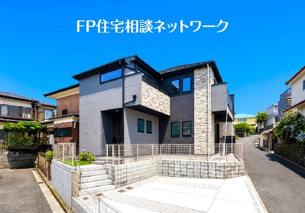 外観:日当たりが良く開放感のある角地です。 2方向から光や風を取り込めるため、明るく快適な住まいが実現。