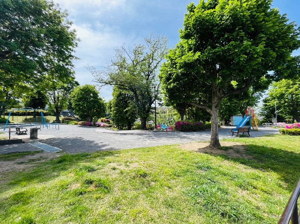 周辺環境:白山町第一公園(カラフルな複合遊具が子供たちに人気な白山地区の中で一番大きな公園です。春には桜が咲き、お花見も○)