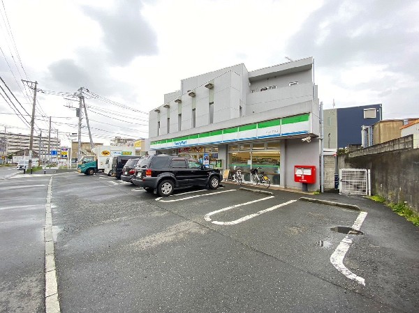 周辺環境:ファミリーマート 白山二丁目店(ホットスナックのファミチキが人気。酒たばこ取扱い有。無料Wi-Fi有。各種バーコード決済利用可能。)