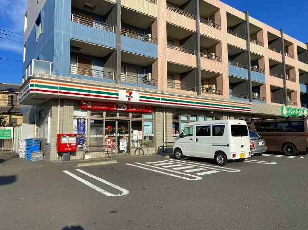 周辺環境:セブン-イレブン 横浜長津田みなみ台店(近くて便利、期待以上の品質を提供するコンビニ。ネット注文、店舗受取や配達可能なセブンミール取扱有。)