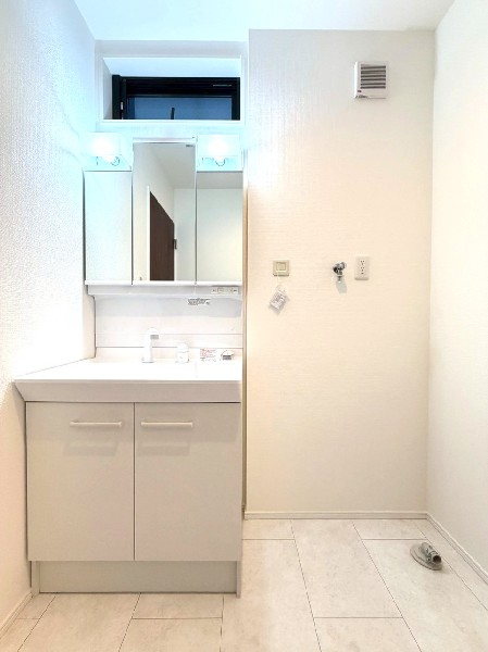 鏡の裏に収納棚を確保した三面鏡を採用。化粧品や歯ブラシなどを機能的に収納し、朝の身支度も快適です。