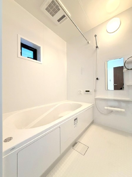 ゆったり入れる1坪タイプの浴室。花粉が気になる季節や雨天時のお洗濯に便利な浴室換気乾燥暖房機付です。