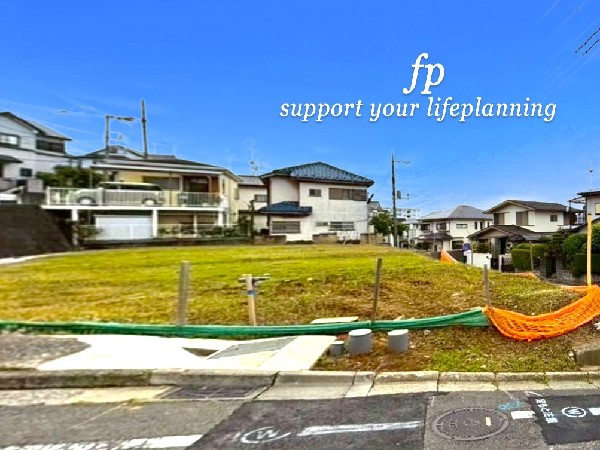 外観:高台に位置し眺望良好。窓を開ければ広がる風景。空を広く感じられます。南側道路で日当たり良好。