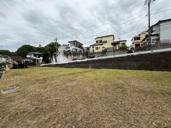 外観:緑に恵まれたエリアで、毎日のお散歩も気持ちよさそうです。自然に包まれた穏やかな暮らしができそうです。