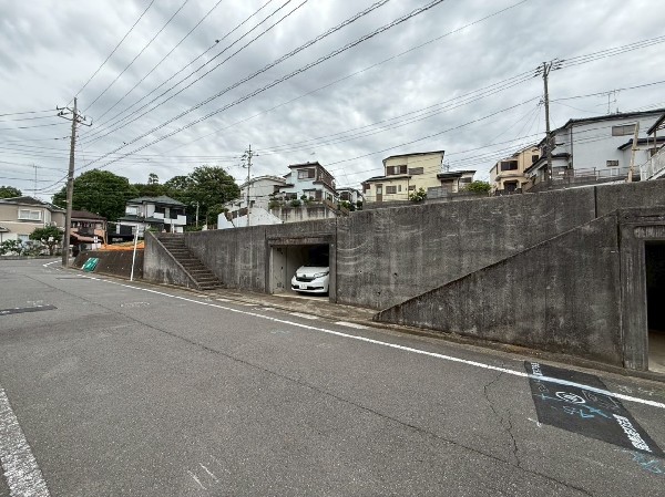 外観:前面道路は車通りの少ない道路。小さなお子様も安心です。お車の出し入れが苦手な方も駐車しやすそうです。